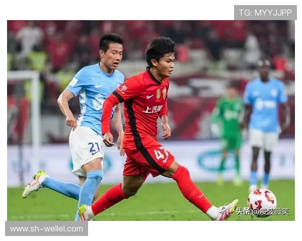 颜骏凌守护球门展现钢铁意志引领球队奋勇前行